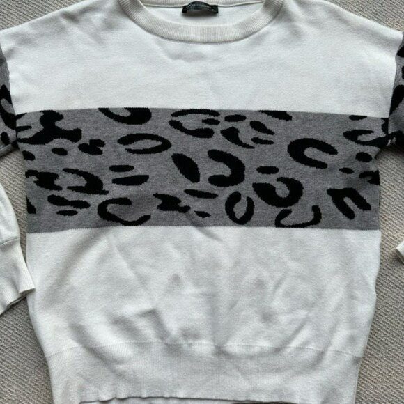 Pretty Garden White Gray Colorblock Sweater Size Medium - Picture 2 of 7